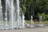 Wodne szaleństwo w Zabrzu. Mieszkańcy szukali ochłody w miejskiej fontannie przy ulicy 3 maja! Zobaczcie zdjęcia