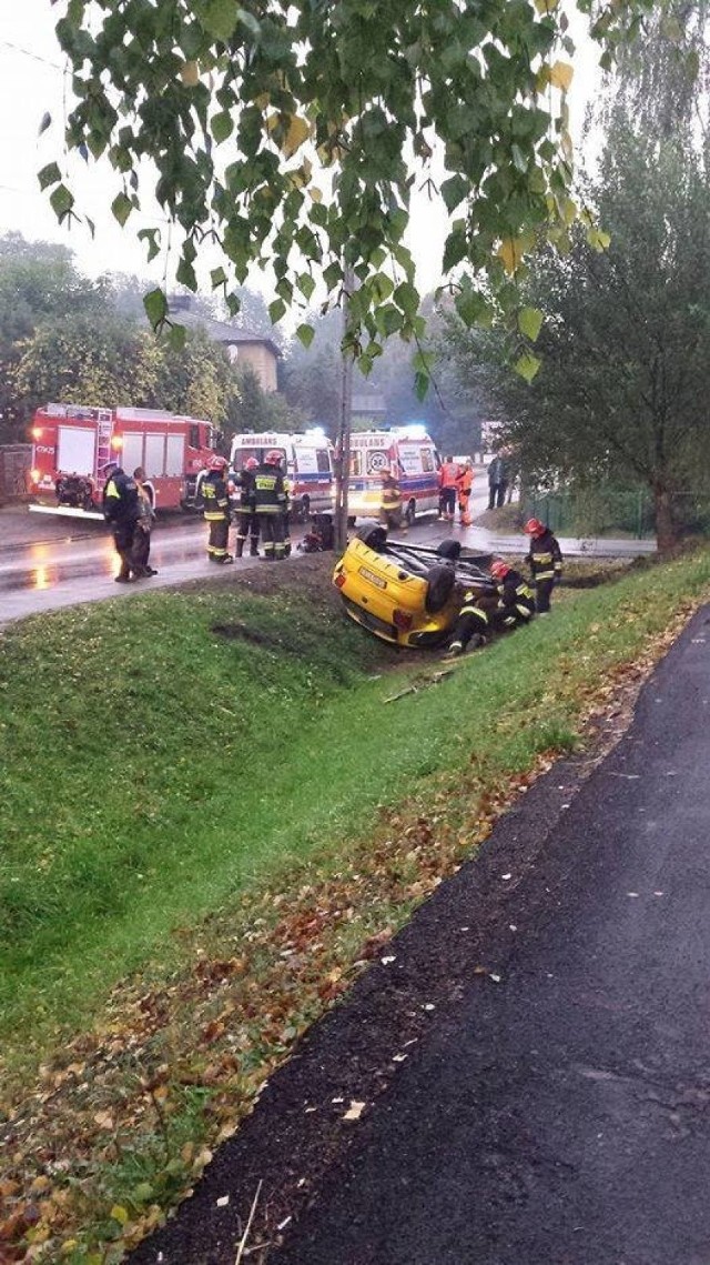 Wypadek w Jastrzębiu: dachowanie zakończone w rowie