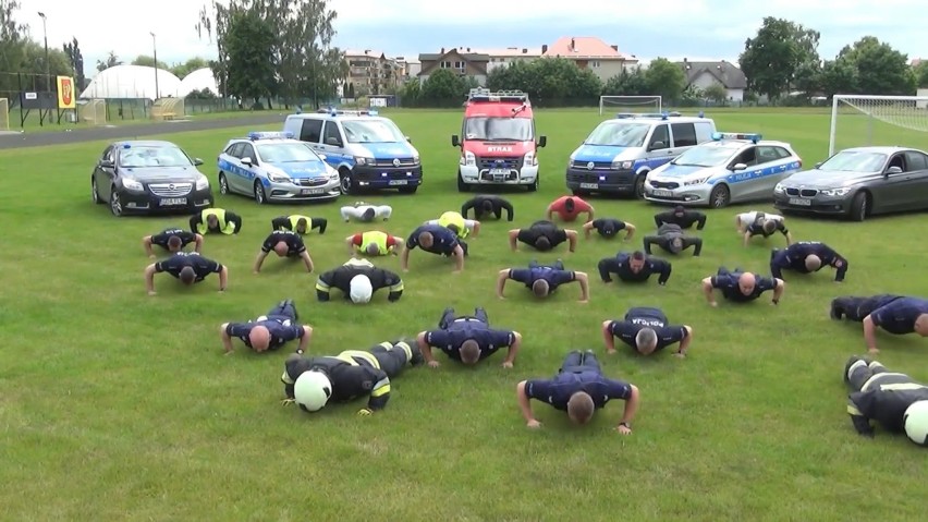 #GaszynChallenge. Pruszczańscy policjanci i strażacy z OSP Pruszcz Gdański przyłączyli się do akcji