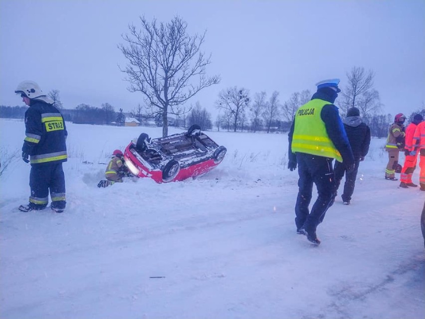 Od rana niebezpiecznie na drogach. Chevrolet wpadł w poślizg i dachował  