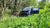 Wypadek w gminie Drużbice. Samochód wypadł z drogi i wpadł do rowu