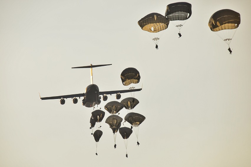Amerykańscy spadochroniarze na Pustyni Błędowskiej. Zobaczcie niesamowite zdjęcia
