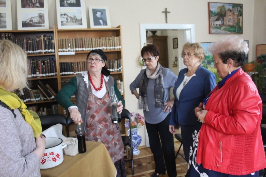 Kiszenie kapusty w Izbie Regionalnej Towarzystwa Miłośników Kujaw w Radziejowie [zdjęcia]