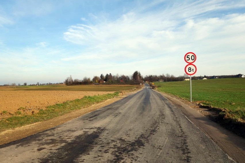 Mieszkańcy gminy Garbów mają dwie nowe drogi. Jest świeży asfalt i znaki drogowe