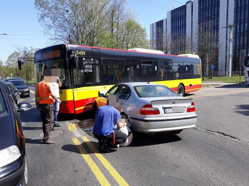 Wrocław. Kolejny wypadek na Strzegomskiej. BMW wbiło się w autobus, jedna osoba ranna [ZDJĘCIA]