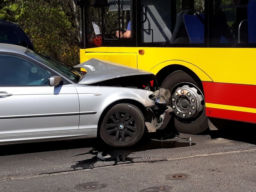 Wrocław. Kolejny wypadek na Strzegomskiej. BMW wbiło się w autobus, jedna osoba ranna [ZDJĘCIA]