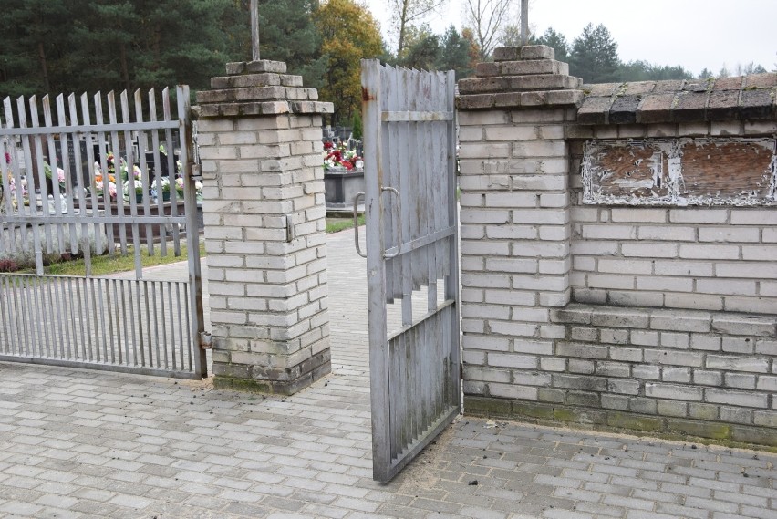 Wszystkich Świętych w Skierniewicach. Nie wszystkie cmentarze są zamknięte [ZDJĘCIA]