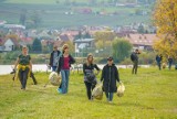 Jezioro Rożnowskie pełne śmieci. Duży problem także na terenie gminy Łososina Dolna. Na kilometrowym odcinku zebrali 30 dużych worków śmieci