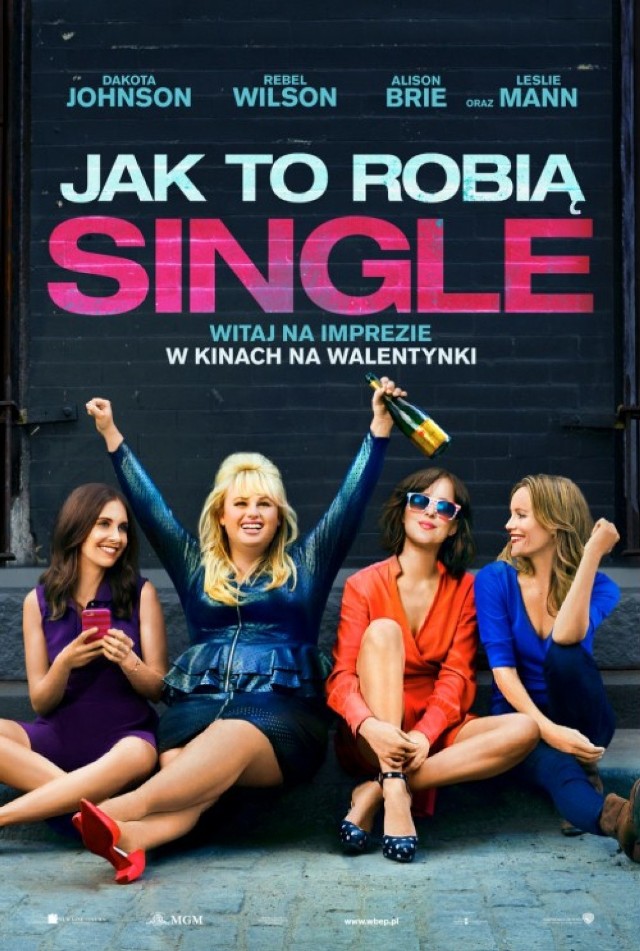 Istnieją szczęśliwi single, nieszczęśliwi single i jest jeszcze... Alice. I Robin, Lucy, Meg, Tom oraz David. W Nowym Jorku roi się od singli poszukujących drugiej połówki — nieważne czy pragną miłości na całe życie, rozrywki na jedną noc, czy czegoś pomiędzy jednym a drugim. Tym, co łączy ich wszystkich, miotających się w gąszczu zaczepnych sms-ów i przygód na jedną noc, jest potrzeba zrozumienia, jak to jest tak naprawdę być singlem w świecie pełnym, stale ewoluujących definicji, miłości. Poszukiwanie szczęścia w mieście, które nigdy nie śpi dawno nie było tak ekscytujące jak w filmie „Jak to robią single”.