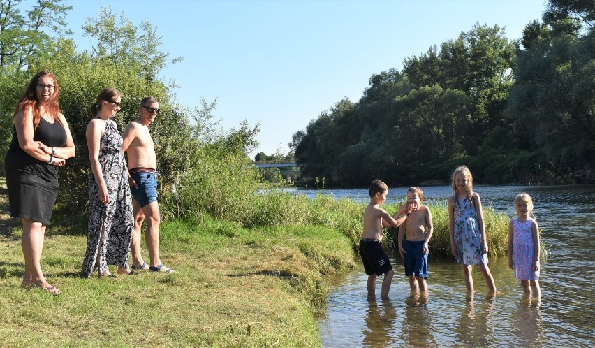 Planty nad Sołą w Oświęcimiu. Piękna lipcowa pogoda zachęcała do odpoczynku nad rzeką [ZDJĘCIA]