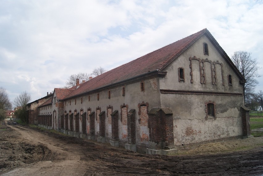 Zburzą stajnie huzarów [ZDJĘCIA]