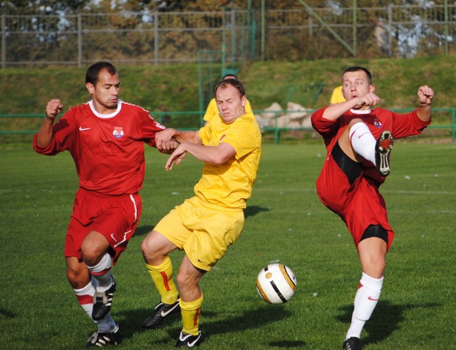 Gryf 2009 (czerwone stroje) w poprzedniej kolejce ograł liderów z Rumi (żółte)