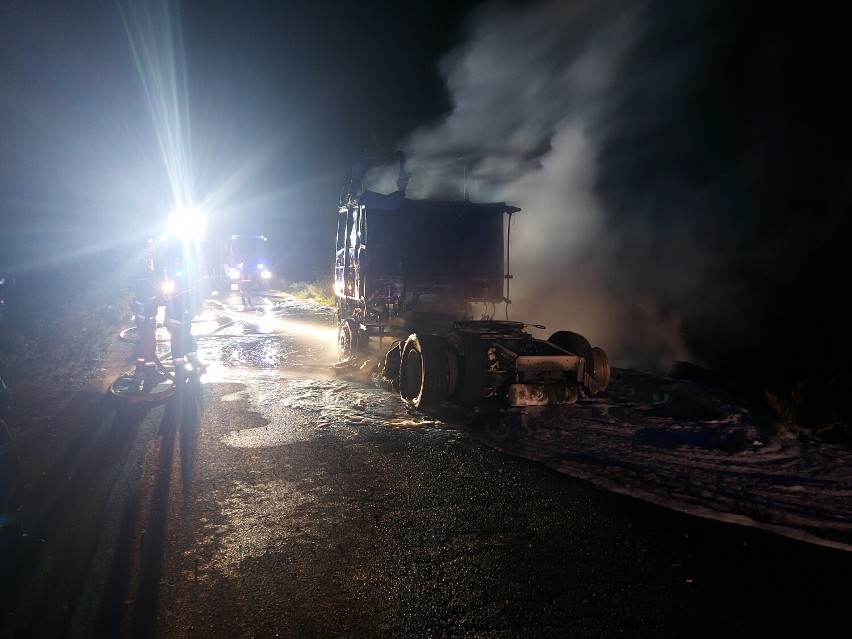 Ciężarówka zapaliła się na drodze. Strażacy ugasili pożar