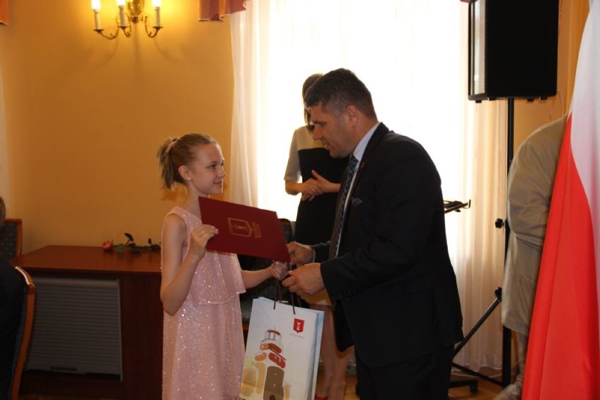 Burmistrz Wielunia nagrodził najlepszych uczniów[Zdjęcia]