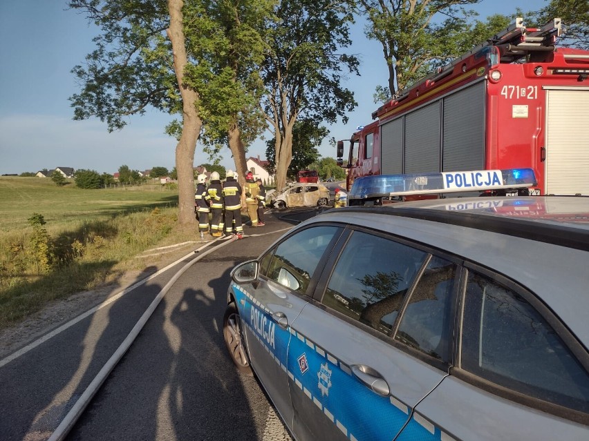 Tragedia na DW-214. Samochód zapalił się po uderzeniu w drzewo. Kierowca zginął na miejscu [WIDEO, NOWE FOTO]