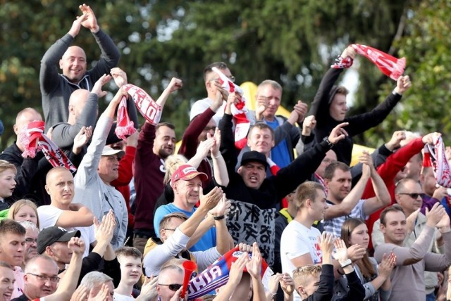 Ale emocje, ale radość! Tak kibice ZOOLeszcz Polonii Bydgoszcz cieszyli się z awansu do I ligi. Zdjęcia trybun z finału II ligi.