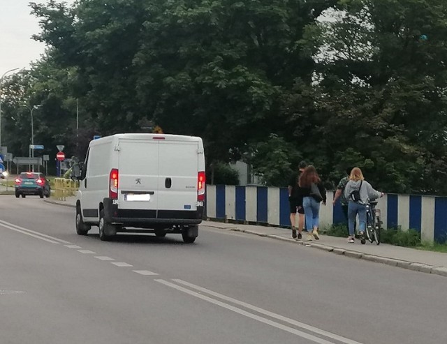 Oto jedyna, dopuszczalna wersja poruszania się z rowerem po moście przy ul. Młyńskiej. Schodzimy z niego i prowadzimy pieszo