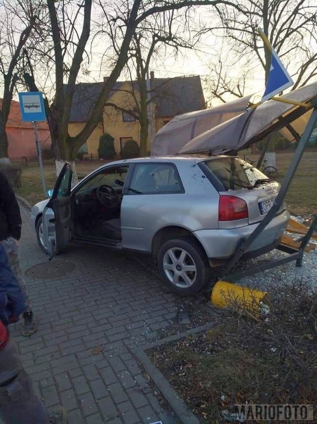 Audi A3 zniszczyło przystanek w Sidzinie.