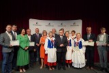 Symboliczne czeki na ponad 100 tysięcy złotych odebrali z rąk przedstawicieli urzędu marszałkowskiego samorządowcy z naszego powiatu