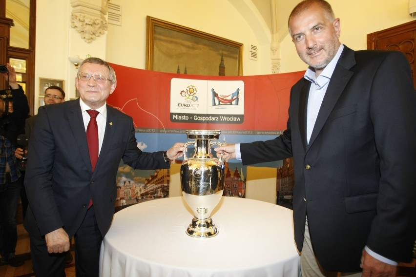 Puchar Euro już jest we Wrocławiu (ZDJĘCIA)
