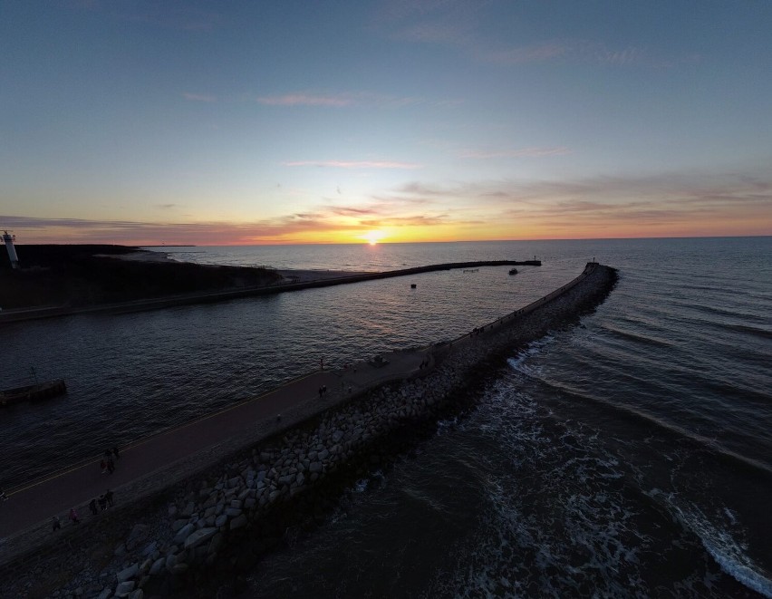 Piękny zachód słońca nad usteckim portem widziany z drona
