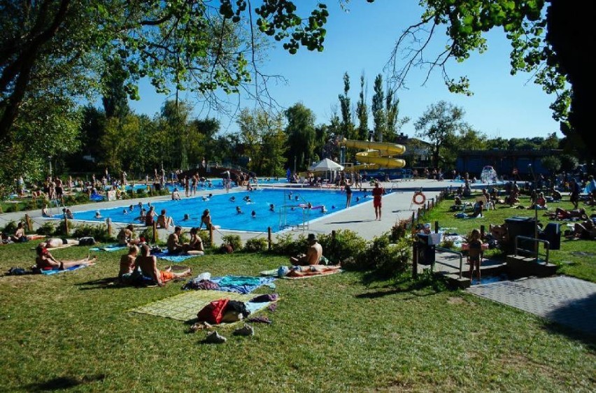 W Warszawie działają już odkryte baseny. W wielu miejscach...
