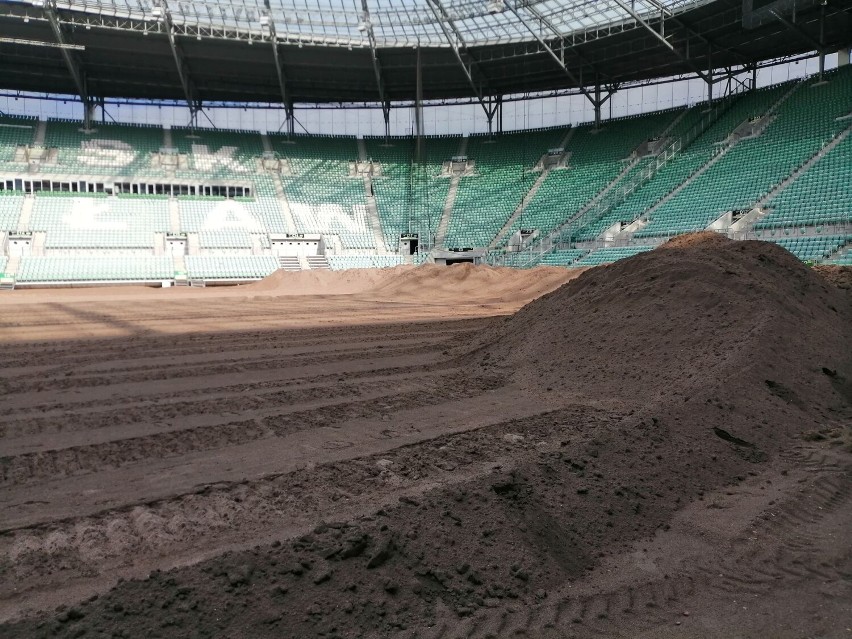 Armagedon na Stadionie Wrocław. Boisko wygląda jak... po wybuchu bomby. Co tu się stało? (ZDJĘCIA)