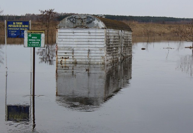Na terenie powiatu chełmskiego, krasnostawskiego i włodawskiego ogłoszono a;arm przeciwpowodziowy. Sytuacja w Dubience i w Kolemczycach jest dość poważna. Kilka gospodarstw jest zalanych.