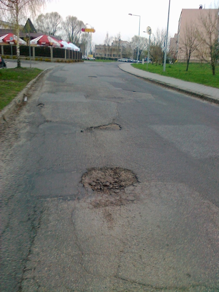 Koszmarki Żory: Dziurawe drogi na osiedlu Korfantego. FOTO