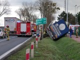 Wypadek na ulicy Kościańskiej w Grodzisku. Ciężarówka zjechała do rowu i przewróciła się na bok