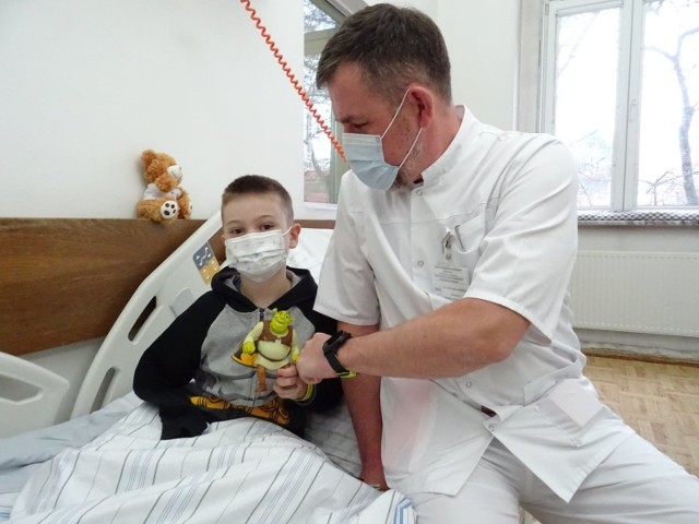 - Sebastian jest bardzo dzielny, to nasz mały bohater - potwierdza dr Andrzej Baryluk ze Szpitala Miejskiego nr 4 w Gliwicach, który operował chłopca. - Teraz czas na projektowanie specjalnej protezy dla dziecka.