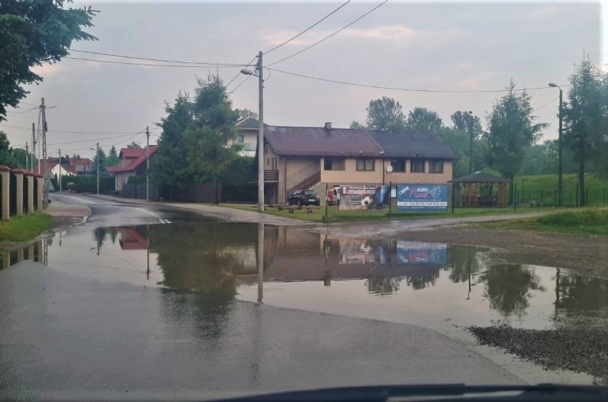 Nowy Sącz. Czemu na wyremontowanej ul. Starowiejskiej dalej pojawiają się ogromne kałuże? Zobacz na zdjęciach