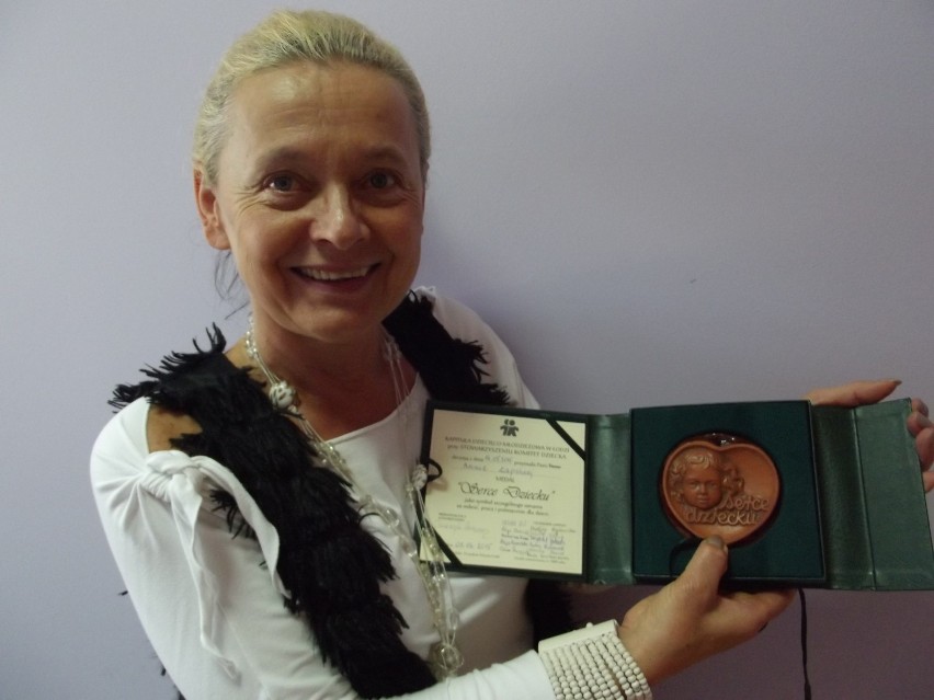 Dyrektor Szkoły Podstawowej nr 1 w Skierniewicach otrzymała medal "Serce-Dziecku"