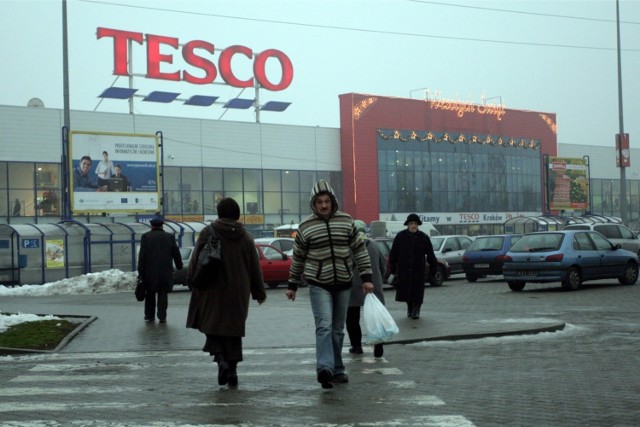 Tesco w Krakowie przy ul. Kapelanka. Okazuje się, że hipermarket leży na starym wysypisku śmieci