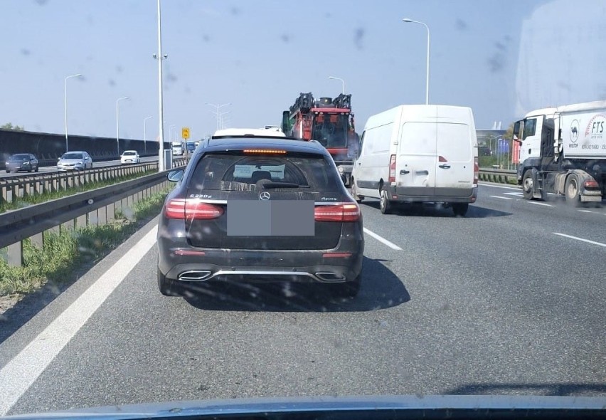 UWAGA WYPADEK. Wielki korek na Autostradowej Obwodnicy Wrocławia przy stadionie [ZDJĘCIA]