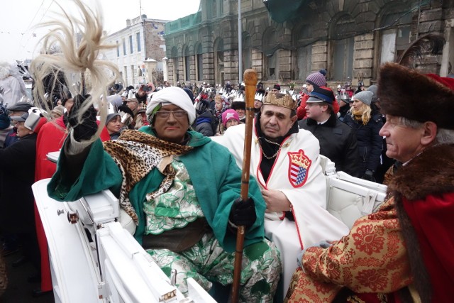 Postacie Trzech Króli to obowiązkowy element orszaków organizowanych 6 stycznia w wielu miejscowościach regionu. W Łodzi orszak tradycyjnie uda się do szopki przed łódzką katedrą, gdzie Trzej Królowie złożą dzieciątku symboliczne dary