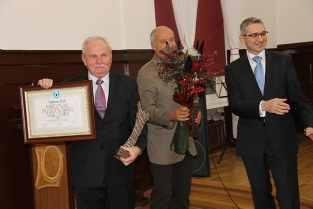 Tadeusz Rak otrzymuje z rąk wiceburmistrza Arkadiusza  statuetkę Mecenasa Sztuki, obok Mariusz Pluciński - laureat tego samego tytułu Mecenasa Sztuki