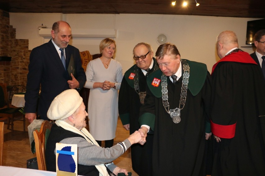 Cech uhonorował 95-letnią artystkę za renowację sztandarów [zdjęcia]