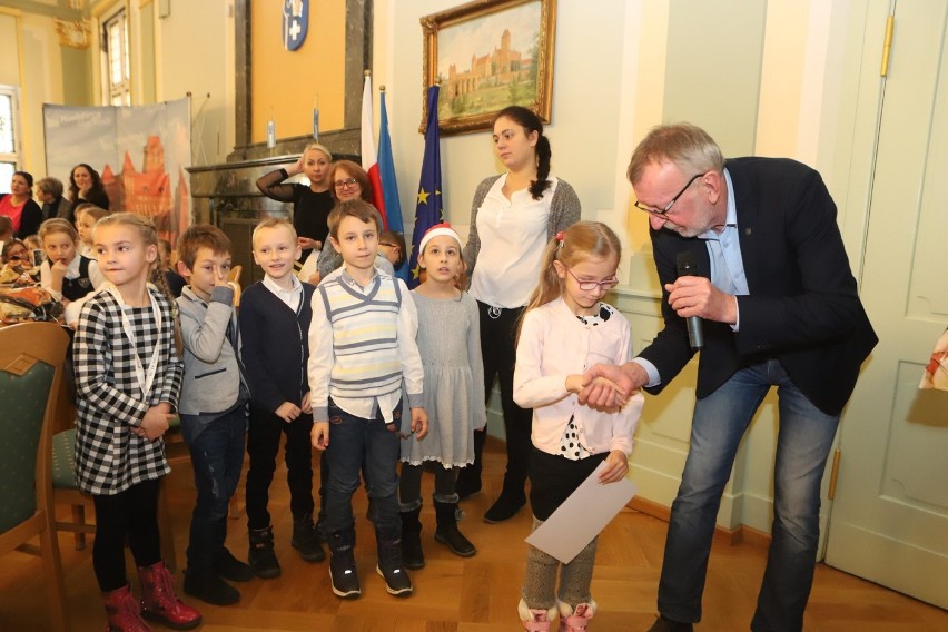 Lena Blonkowska, uczennica SP 6 w Kwidzynie, autorką miejskiej kartki światecznej. Doroczny konkurs podsumowany [ZDJĘCIA]