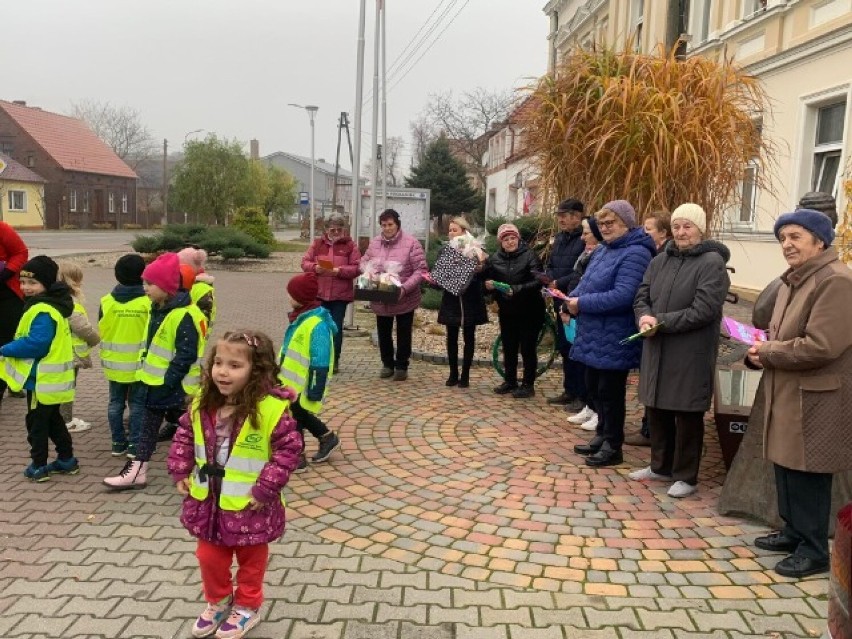 Przedszkolaki przygotowały dla seniorów miłe upominki.