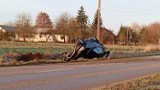 Kolizja drogowa w Zameczku. 75-letni kierowca wpadł w poślizg i dachował w rowie ZDJĘCIA