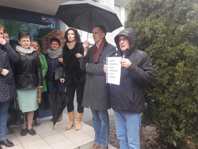 Protest przed prokuraturą w Radomsku. Żądają zwolnienia lekarza z aresztu