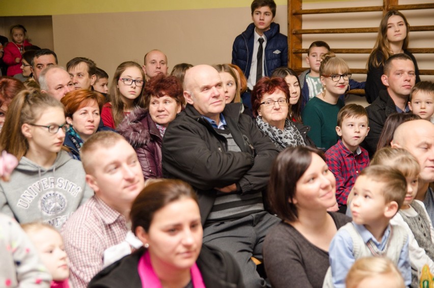 Radgoszcz. Niezwykły spektakl w szkole. Dorośli wystąpili przed uczniami