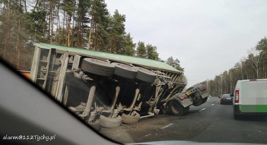 Wypadek ciężarówek na DK1 w Kobiórze [ZDJĘCIA]. Jedna uderzyła w barierki, a druga wjechała do rowu