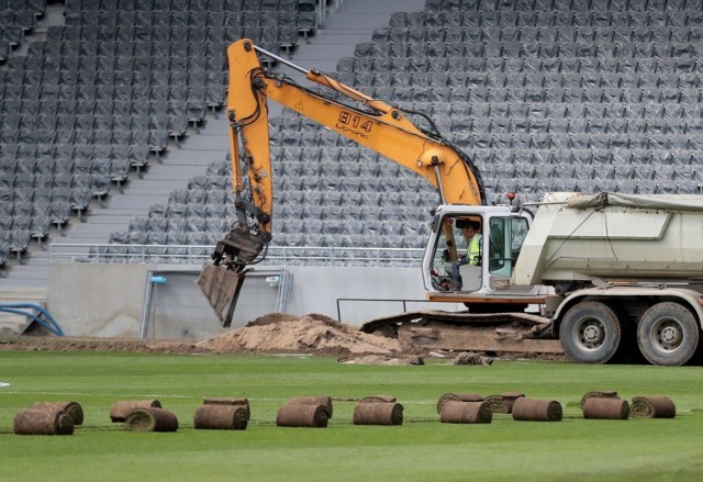 Przesuwanie boiska na Stadionie Pogoni Szczecin - stan 16 lipca 2020.