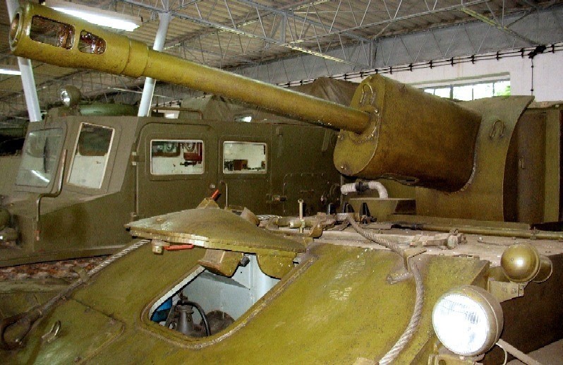 Napis znajduje się na jarzmie działa SU-76