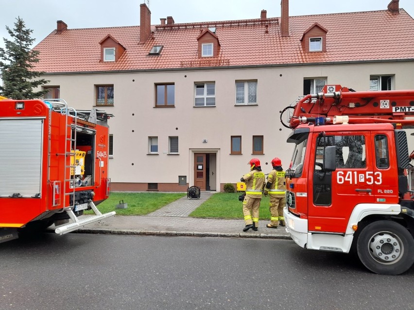 Akcja strażaków w jednym z bloków na wolsztyńskim osiedlu