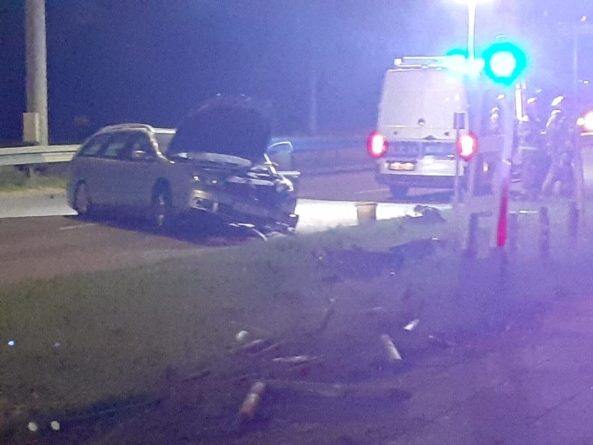 Gdynia. Samochód osobowy uderzył w słup. Kierowca i pasażerowie zbiegli z miejsca zdarzenia