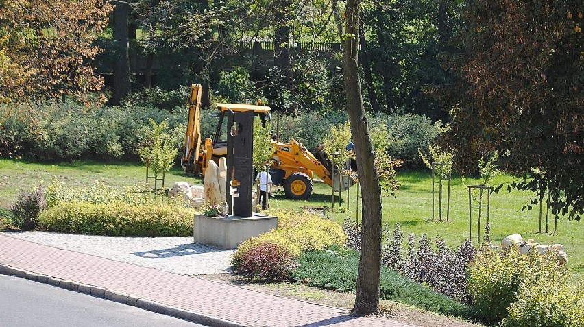 Artystyczne ławki w Szamotułach stanęły na terenie skweru za...