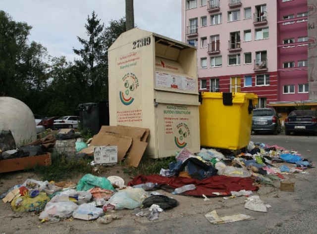 Veolia zabrała śmieci z kontenerów, zostały jednak te leżące obok pojemników. A wszystko zgodnie z nową ustawą śmieciową…